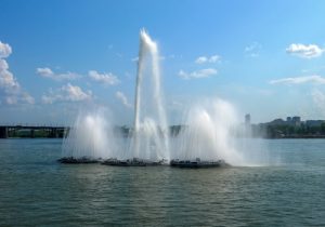 В Новосибирске запустили плавучие фонтаны на Михайловской набережной