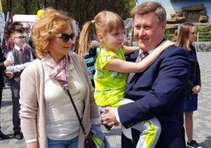 Мэр Новосибирска Локоть сходил с женой и внучкой в зоопарк на День защиты детей