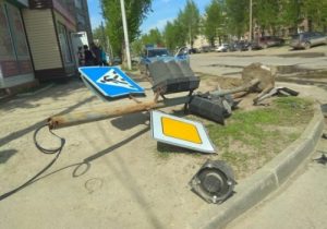 "Пьяное" ДТП в Бердске: «Тойота» сбила светофор и перевернулась‍
