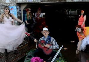 Венецианский карнавал: жители Оби устроили шоу в затопленном переходе