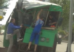 Троллейбус жестко намотался на столб в Новосибирске‍