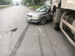 ДТП в Новосибирске: грузовик протащил Mitsubishi Lancer 60 метров
