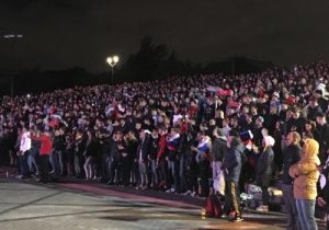Новосибирск: 2000 болельщиков следили за футбольным матчем ночью на набережной