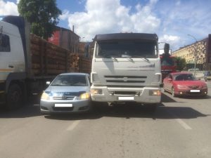 Огромная пробка из-за ДТП блокировала Фабричную улицу в Новосибирске‍