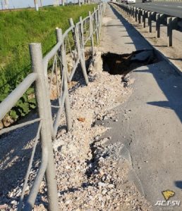 На автомобильном мосту через Бердь в Бердске провалился тротуар
