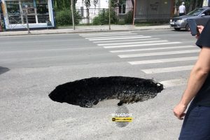 Троллейбус на улице Бориса Богаткова провалился в огромную яму