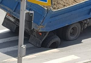 КамАЗ увяз колесом в дорожной яме в Новосибирске