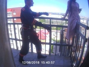 Спасатели Новосибирска сняли девушку с перил балкона 17-го этажа‍