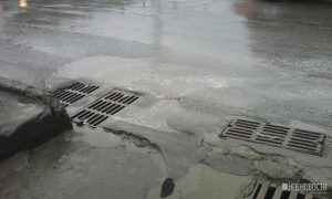 Дорожники на площади Труда ремонтируют ливневки под дождем