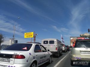 В Новосибирске по Большевистской проехали десятки машин с фиолетовыми флагами