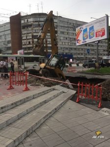 Экскаватор провалился под землю на Красном проспекте Новосибирска‍