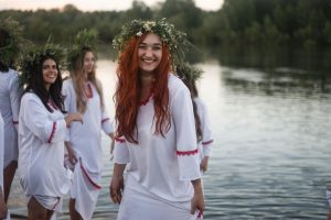 Пятнадцать девушек из Новосибирска снялись в клипе на берегу Оби