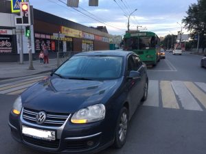 ДТП в Новосибирске: троллейбус протаранил иномарку