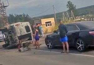 В Новосибирске иномарка протаранила УАЗ с дорожными рабочими‍
