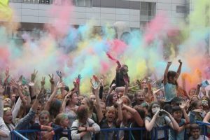 В Новосибирске прошел фестиваль красок на площади Маркса