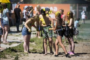В день Ивана Купала в Новосибирске толпы людей обсыпались красками на пляже