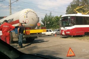 Автоцистерна с газом устроила пробку в Новосибирске на Петухова‍