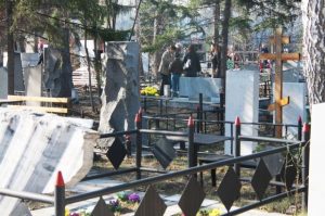 Банда вандалов разгромила могилы на Гусинобродском кладбище в Новосибирске‍