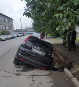 В центре Новосибирска "Хонда" провалилась под асфальт
