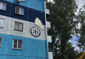 Новосибирец украсил стену хрущёвки 2-метровой снежинкой