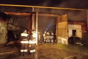50 человек и поливомоечная машина тушили пожар в искитимских гаражах