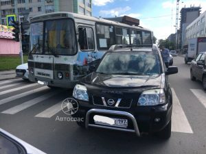 Пассажирский автобус в Новосибирске попал в ДТП из-за «скорой»