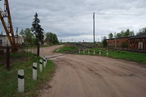 Опасный переезд: автомобилисты в Новосибирске ездят по рельсам‍ в неположенных местах