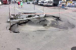 Огромная яма на «Речном вокзале» в Новосибирске - обрушился асфальт‍