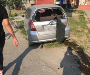 Два ДТП в Новосибирске - машины протаранили забор и рекламный щит