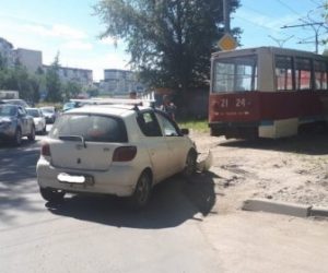 Трамвай с пассажирами протаранил автомобиль в Новосибирске‍