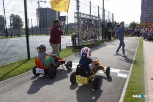 В новосибирском жилкомплексе «Ясный берег запустили детскую гоночную трассу‍