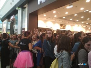 Толпа девушек устроила давку в новосибирской «МЕГЕ» из-за бесплатной косметики