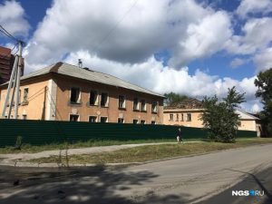 В Новосибирске на «Телецентре» начали разбирать дом