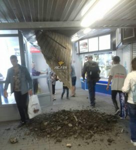 В Новосибирске на Речном вокзале обвалился потолок подземного перехода‍