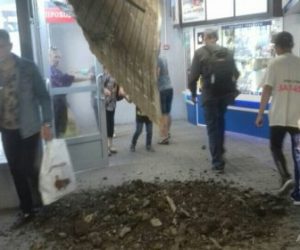 Новосибирск: потолок в переходе на Речном вокзале обрушился из-за ремонта тротуара‍