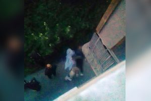 В Новосибирске мать двоих детей выпала из окна 5-этажки‍