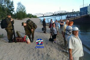 12 человек застряли на острове Кораблик из-за плавающих бревен