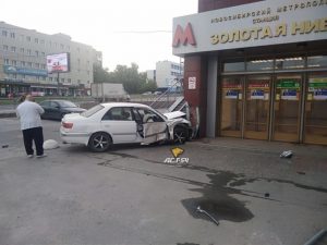 Toyota протаранила вход станции метро в Новосибирске‍