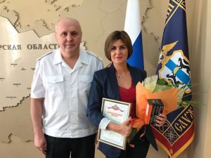 Полицейские Новосибирска наградили задержавшую преступника молодую мать