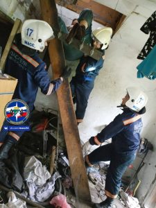 Спасатели вызволили дачницу, повисшую вниз головой в дачном домике в Новосибирске