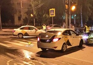 Курьезное ДТП в Новосибирске: таксисты не поделили пустую дорогу