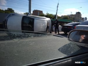 Новосибирск: машина перевернулась на бок у съезда с Коммунального моста‍