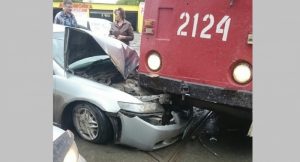 ДТП в Ленинском районе Новосибирска: иномарка столкнулась с трамваем‍