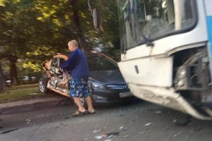 ДТП в Новосибирске: прокатный автомобиль врезался в автобус с пассажирами