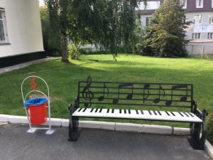 В Новосибирске на ОбьГЭСе появилась скамейка-пианино