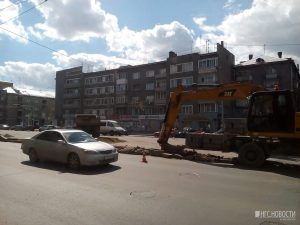 У Дома офицеров в Новосибирске строят платную парковку