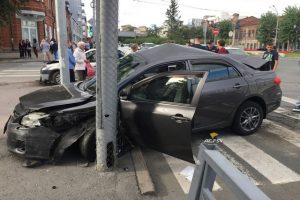ДТП в центре Новосибирска‍ - у «Тойоты» вырвало колёса