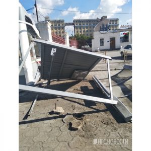 BMW влетел в остановку в Новосибирске на Большевистской, пострадали двое