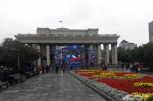 Дождь не мешает новосибирцам праздновать День российского флага