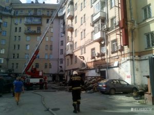 В Новосибирске загорелась крыша «Дома под строкой»